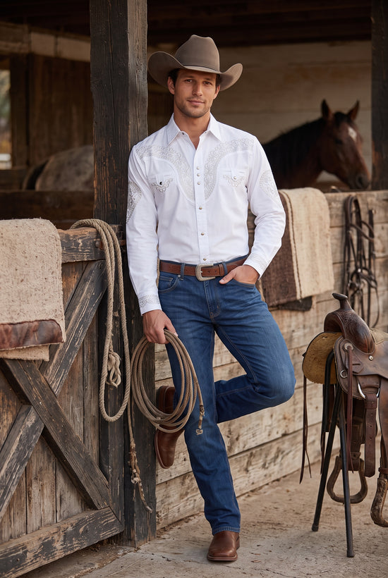 Camisa Vaquera Blanca con Bordado: Elegancia y Estilo Western
