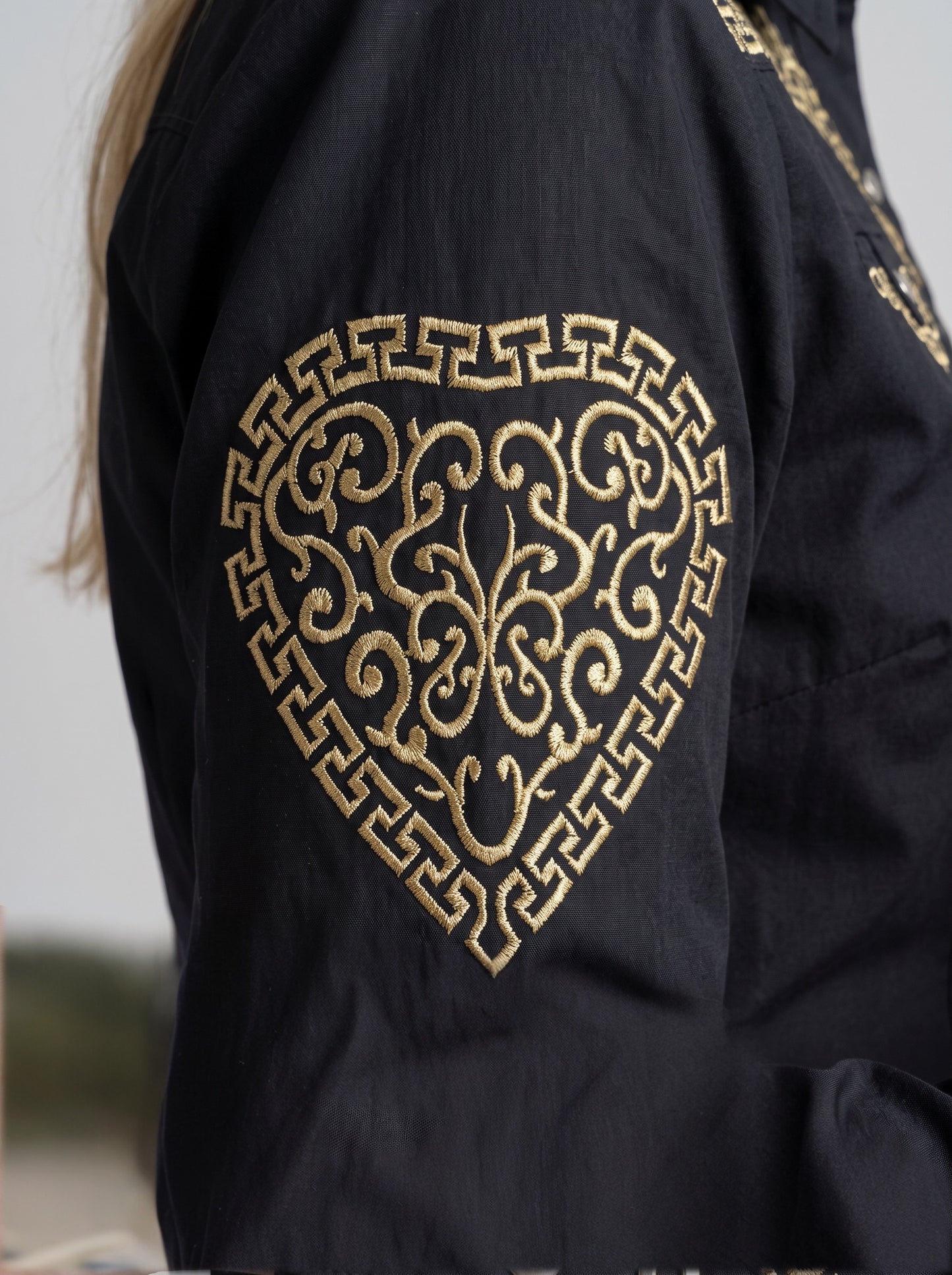 Blusa Aranda Negro Oro