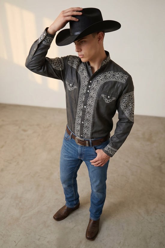 Camisa Vaquera Gris con Bordado en Plata: Estilo Moderno y Sofisticado