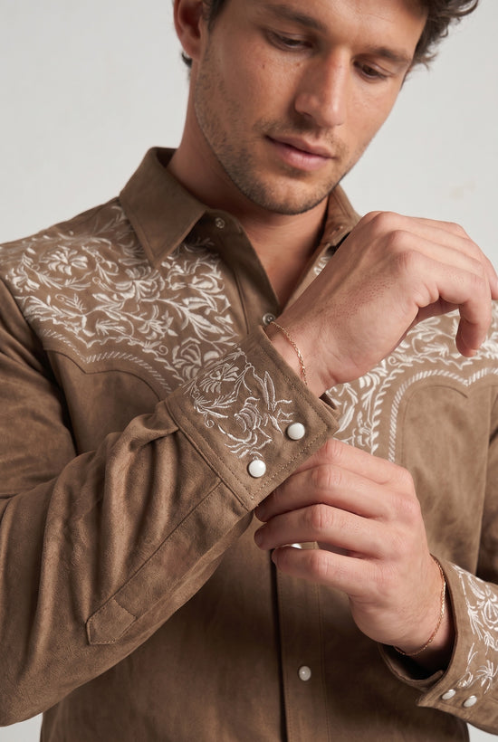 Camisa Vaquera Floral Topo: Elegancia y Versatilidad en Tu Armario